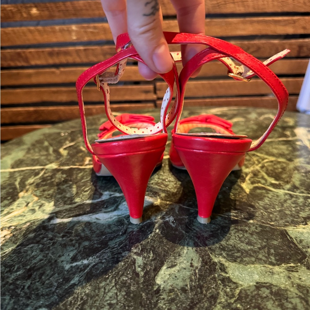 Darling pair of retro heels with bow and ankle strap - Picture 6 of 10